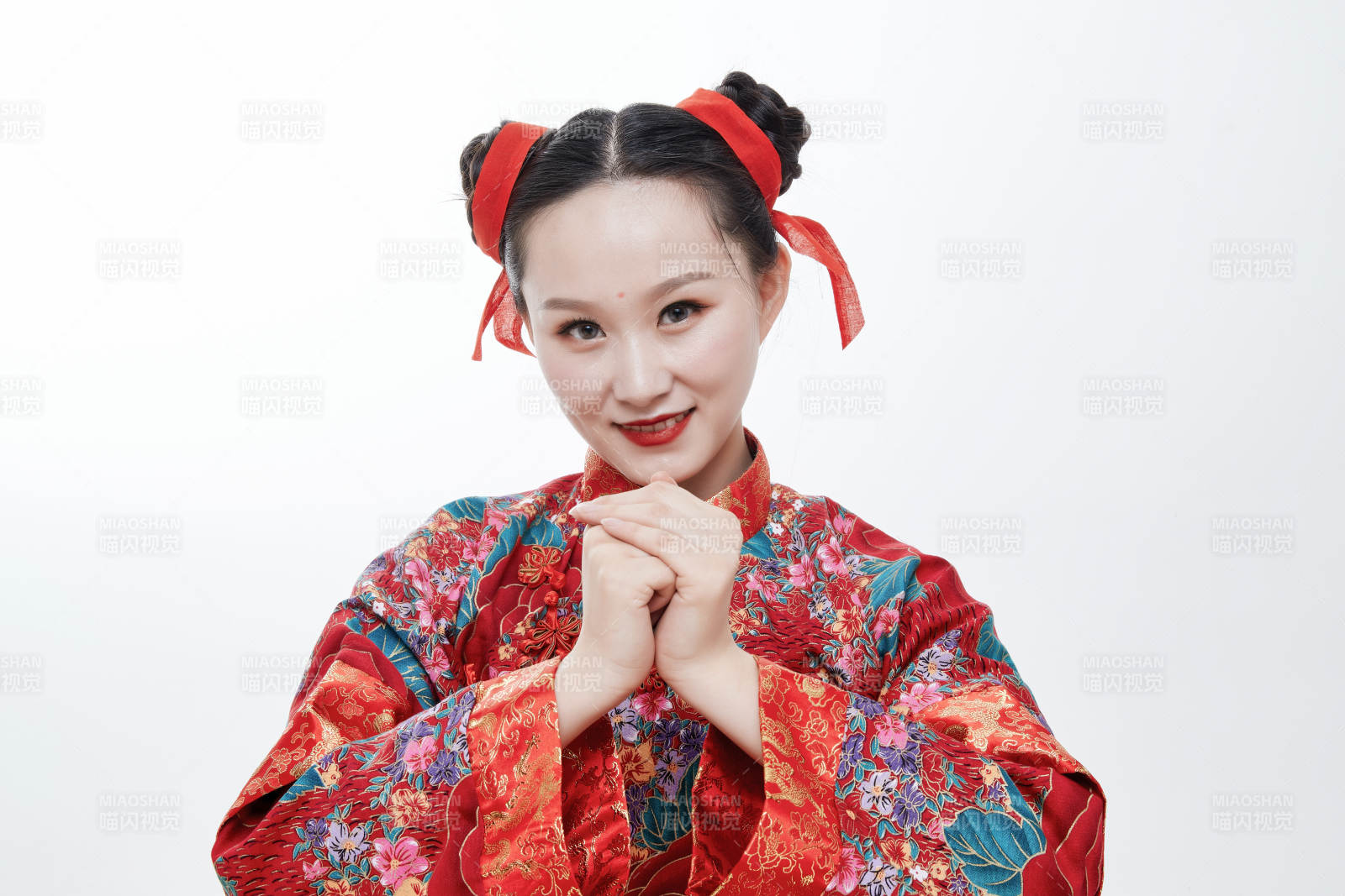 身穿中国传统服饰的青年女性图片