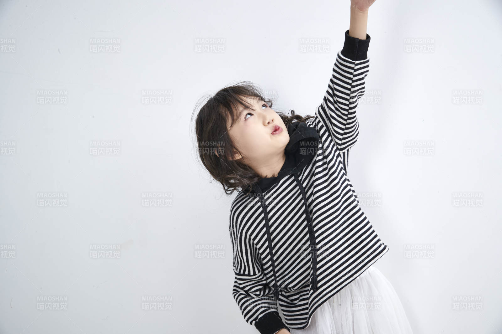 白色背景前身穿海魂衫的可爱的亚洲儿童人像图片