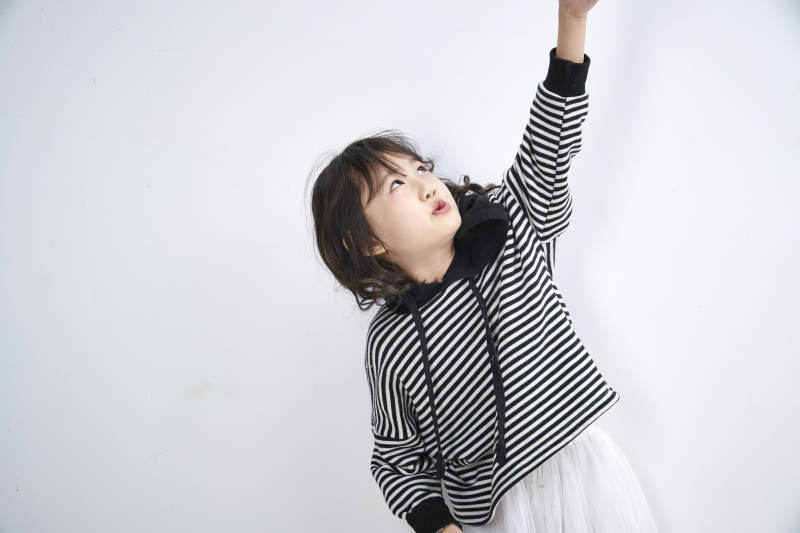 白色背景前身穿海魂衫的可爱的亚洲儿童人像图片