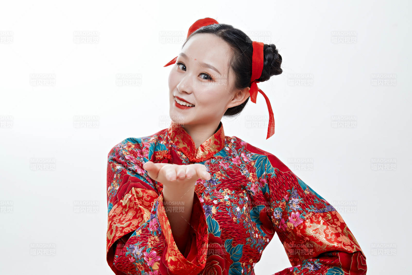 身穿中国传统服饰的青年女性图片