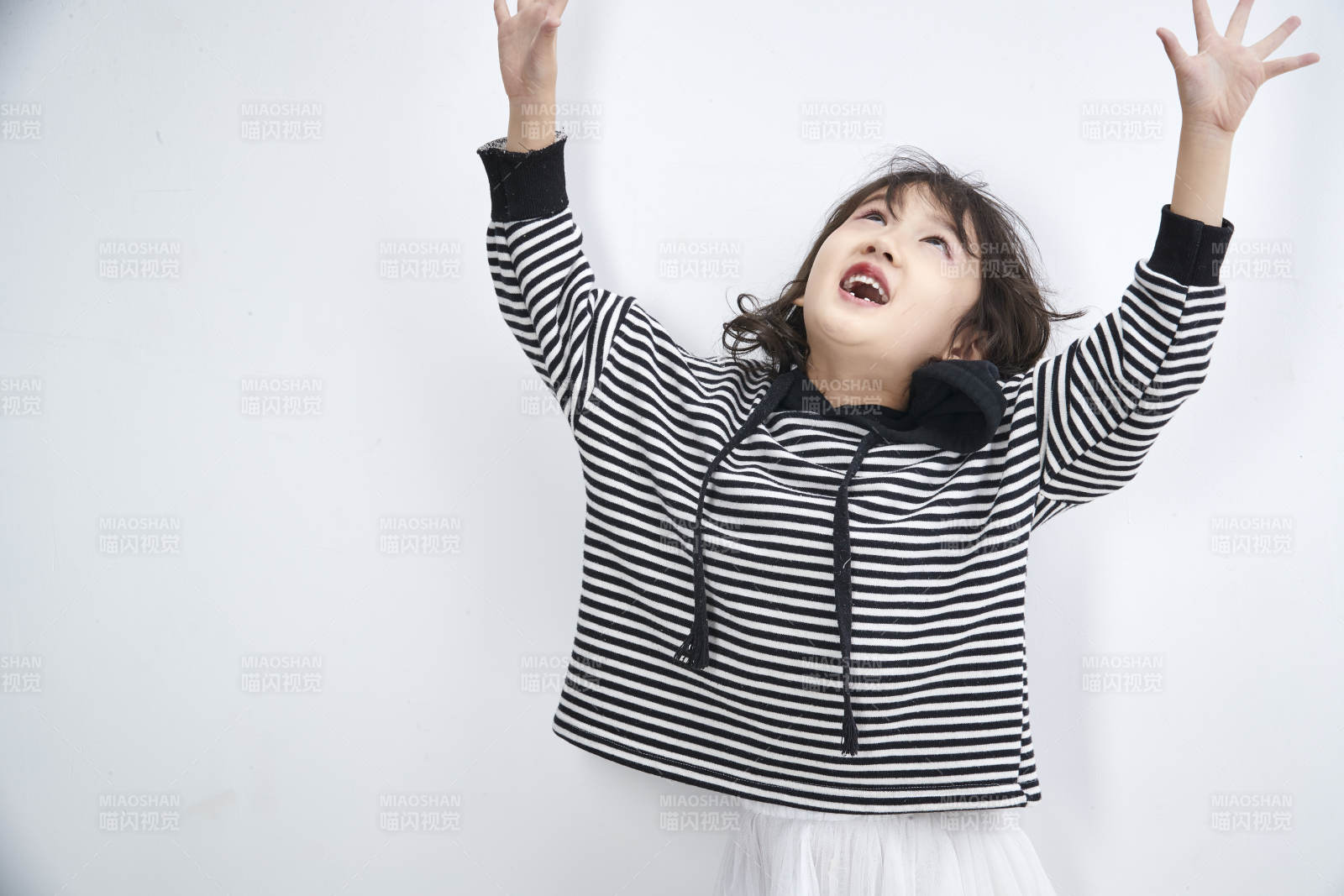 白色背景前身穿海魂衫的可爱的亚洲儿童人像图片