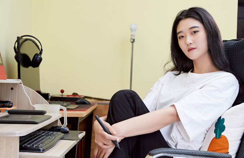 居家在电脑前创作插画的年轻美女图片