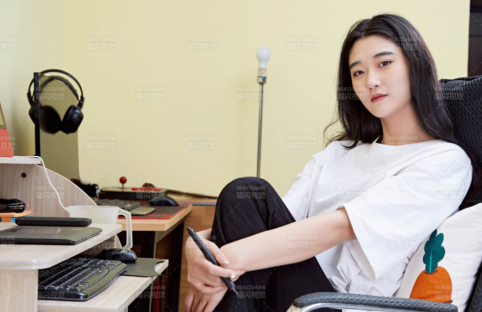 居家在电脑前创作插画的年轻美女图片