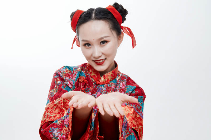 身穿中国传统服饰的青年女性图片