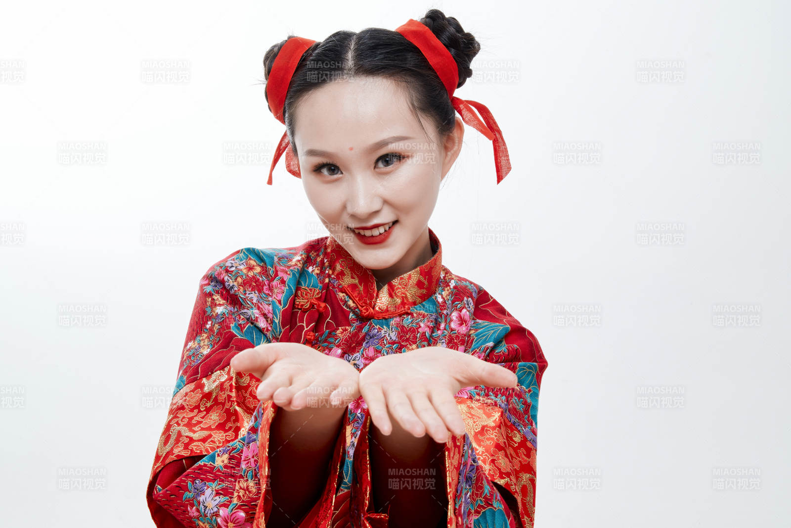 身穿中国传统服饰的青年女性图片