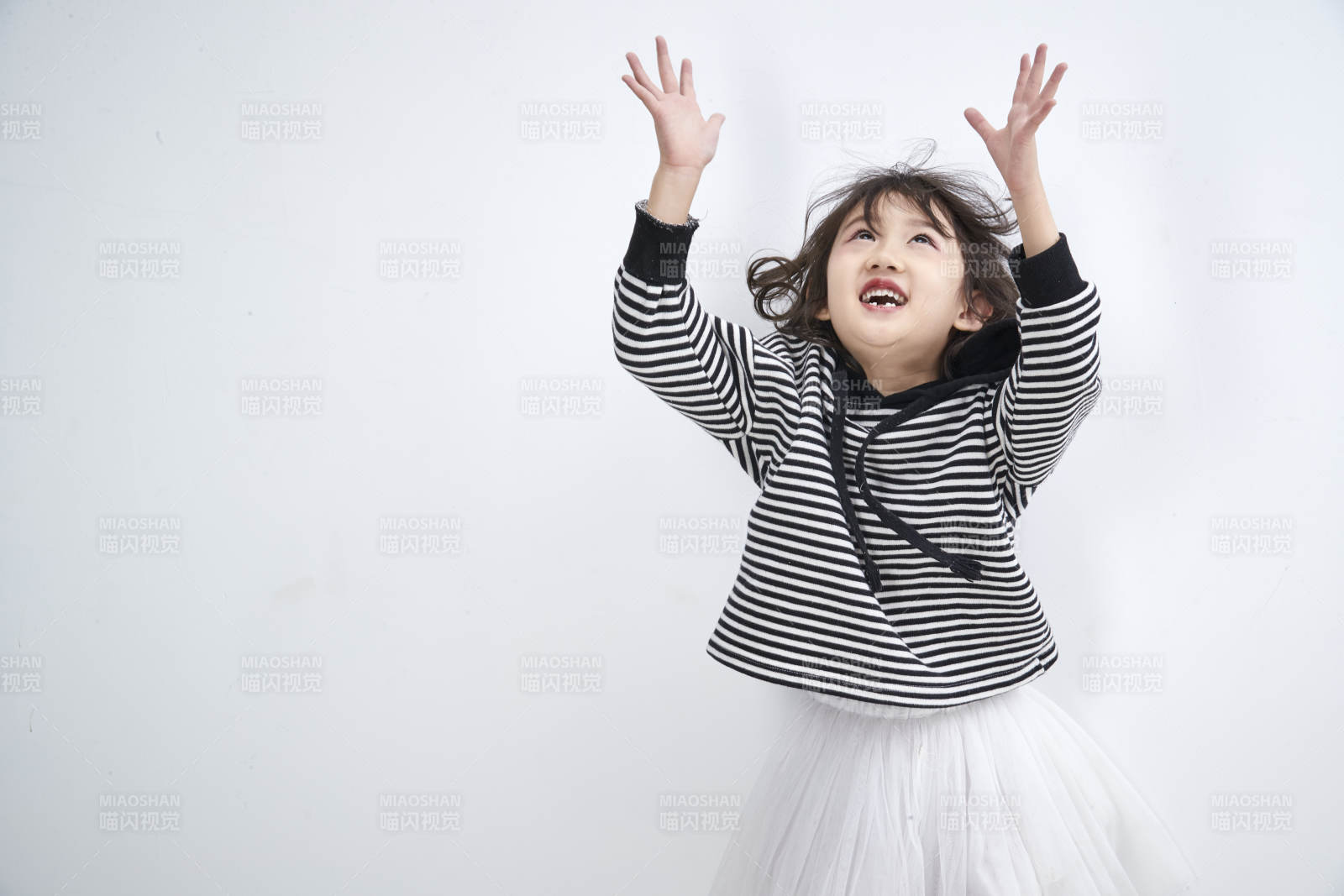 白色背景前身穿海魂衫的可爱的亚洲儿童人像图片