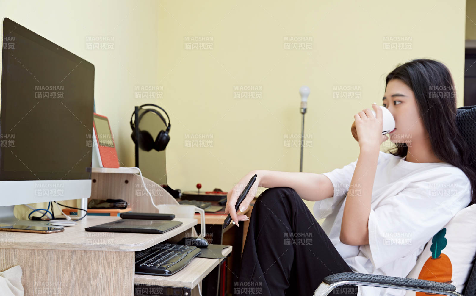 居家在电脑前创作插画的年轻美女图片