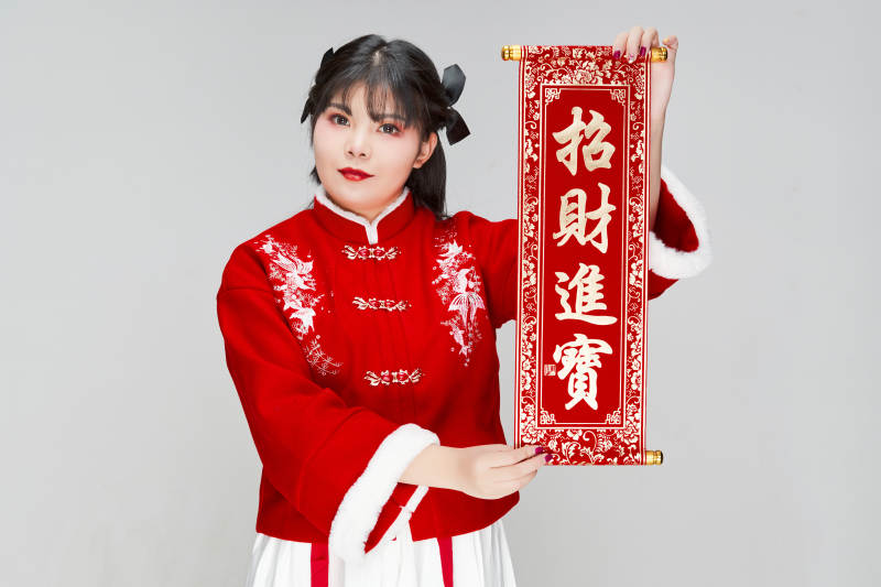 手持春联身穿喜庆汉服的可爱少女图片