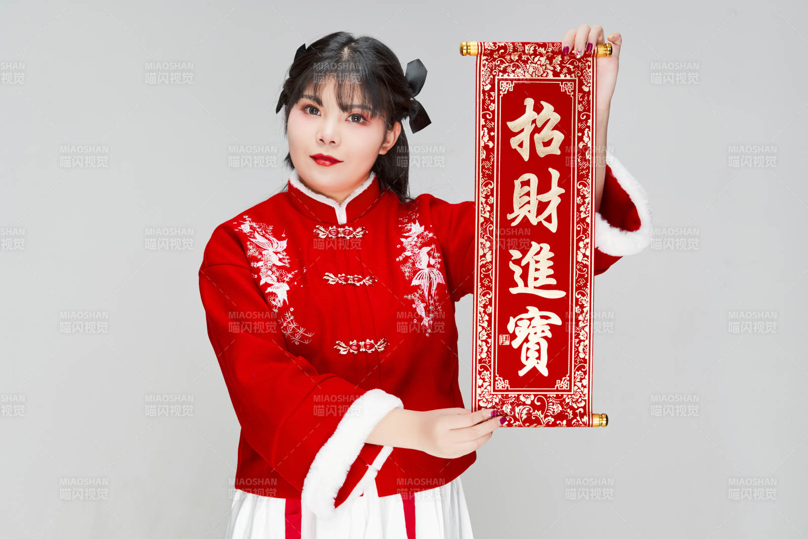 手持春联身穿喜庆汉服的可爱少女图片