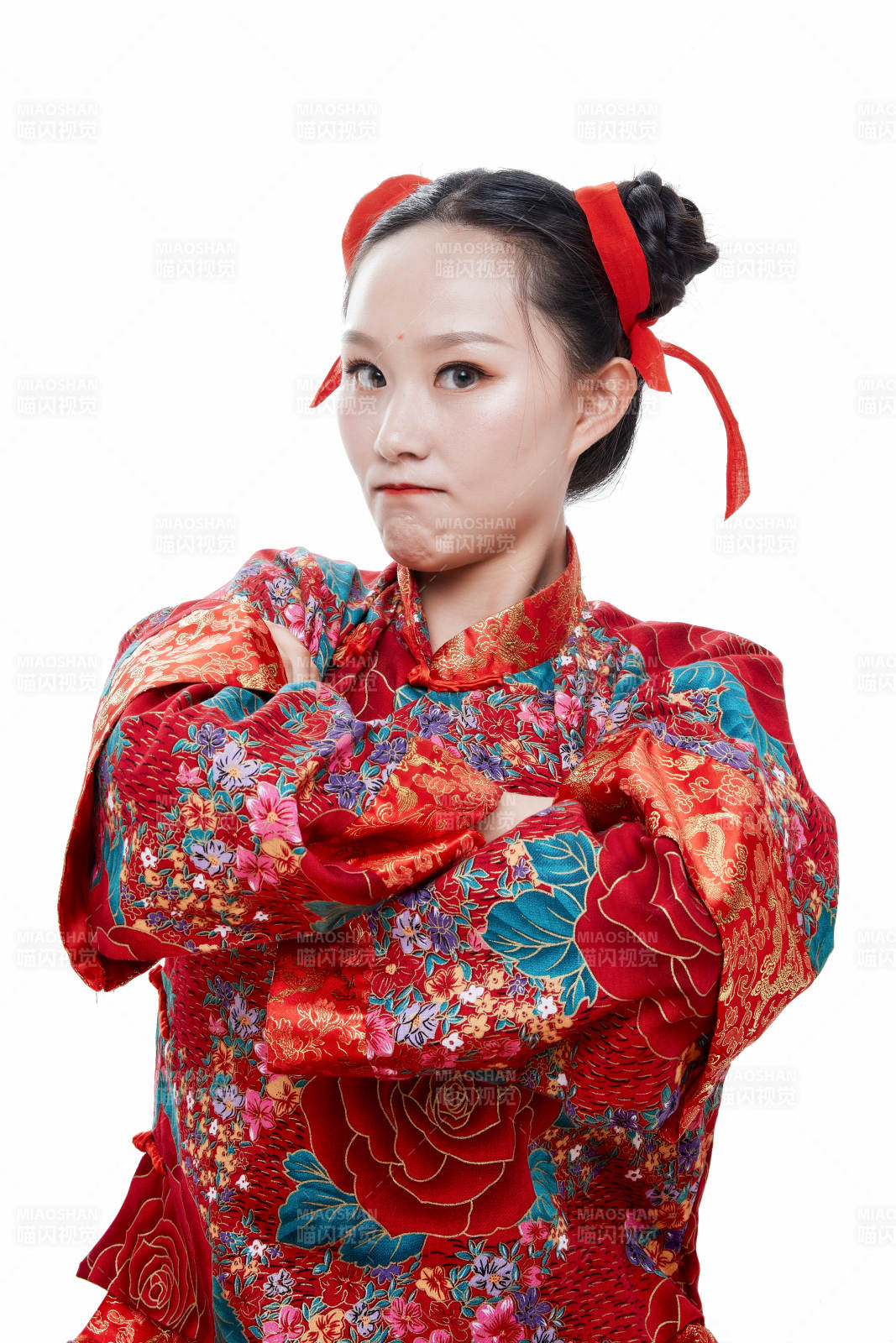 身穿中国传统服饰的青年女性图片