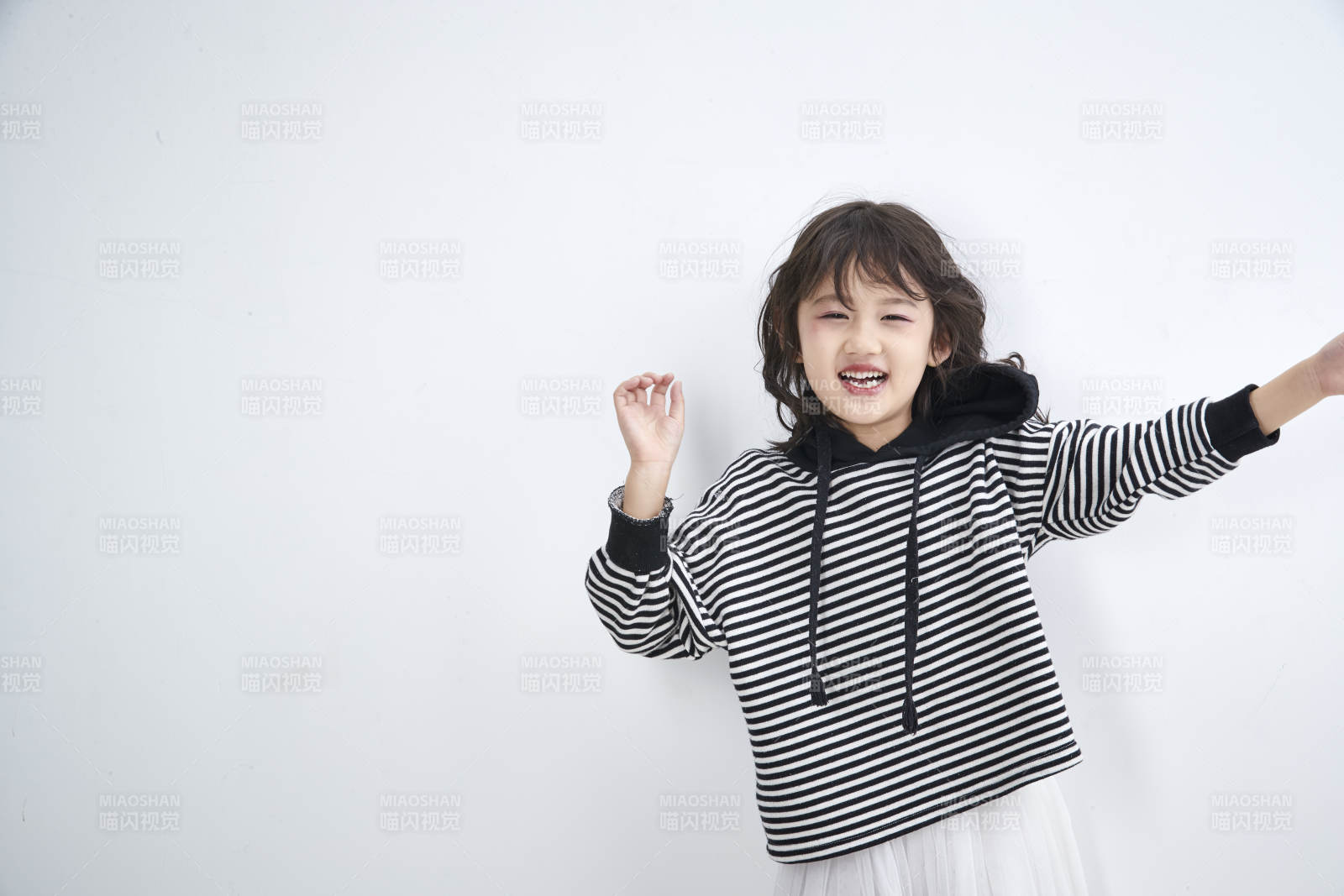 白色背景前身穿海魂衫的可爱的亚洲儿童人像图片