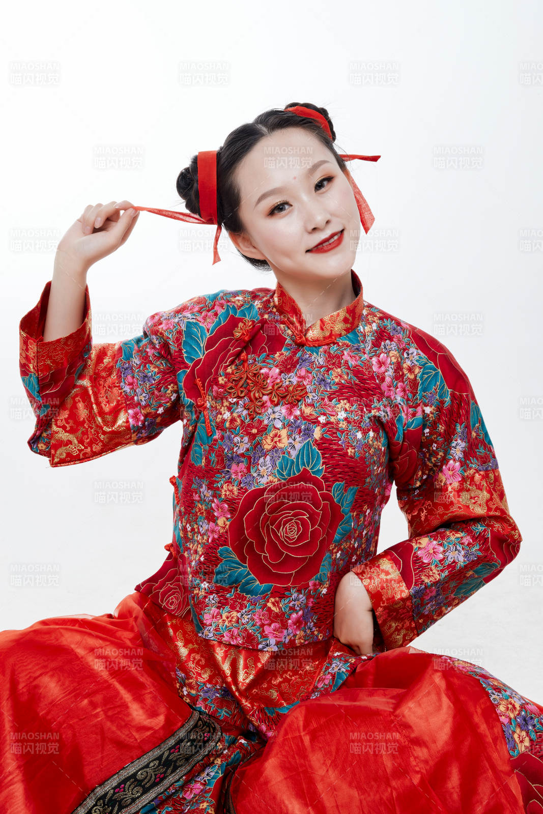 身穿中国传统服饰的青年女性图片