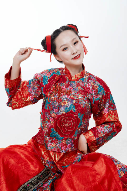 身穿中国传统服饰的青年女性图片