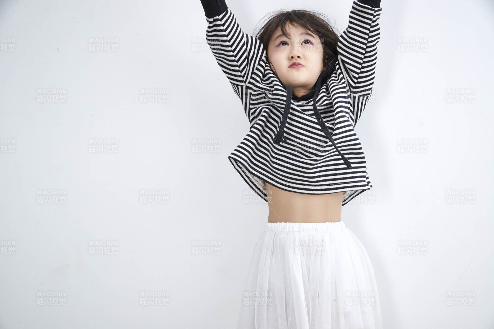 白色背景前身穿海魂衫的可爱的亚洲儿童人像图片