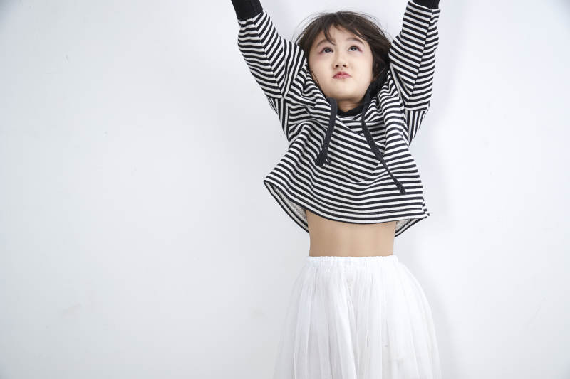 白色背景前身穿海魂衫的可爱的亚洲儿童人像图片