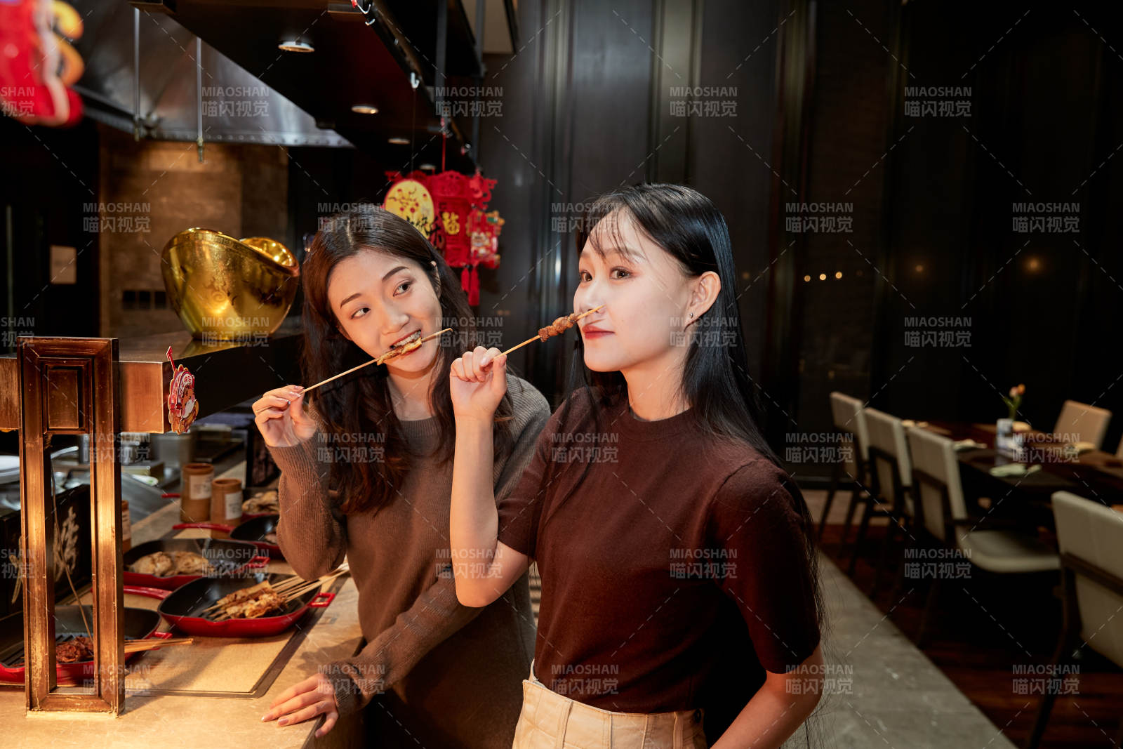 在酒店自助餐厅大吃特吃的亚洲可爱闺蜜少女图片