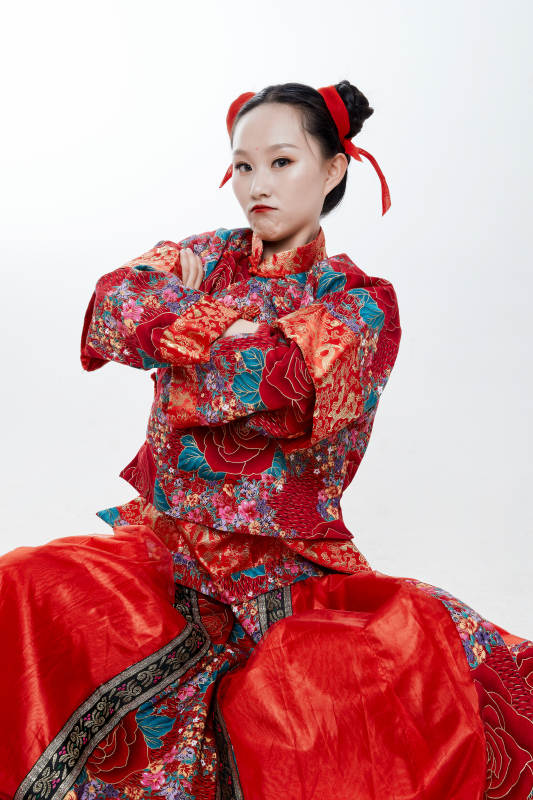 身穿中国传统服饰的青年女性图片