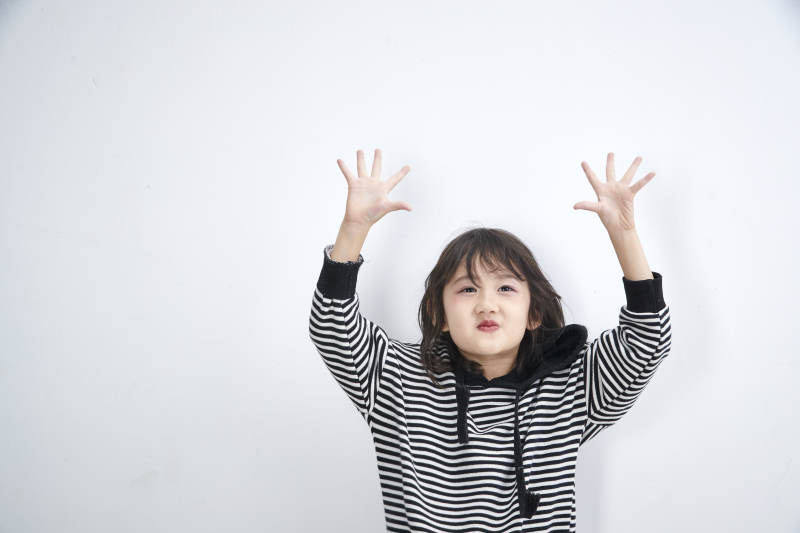 白色背景前身穿海魂衫的可爱的亚洲儿童人像图片