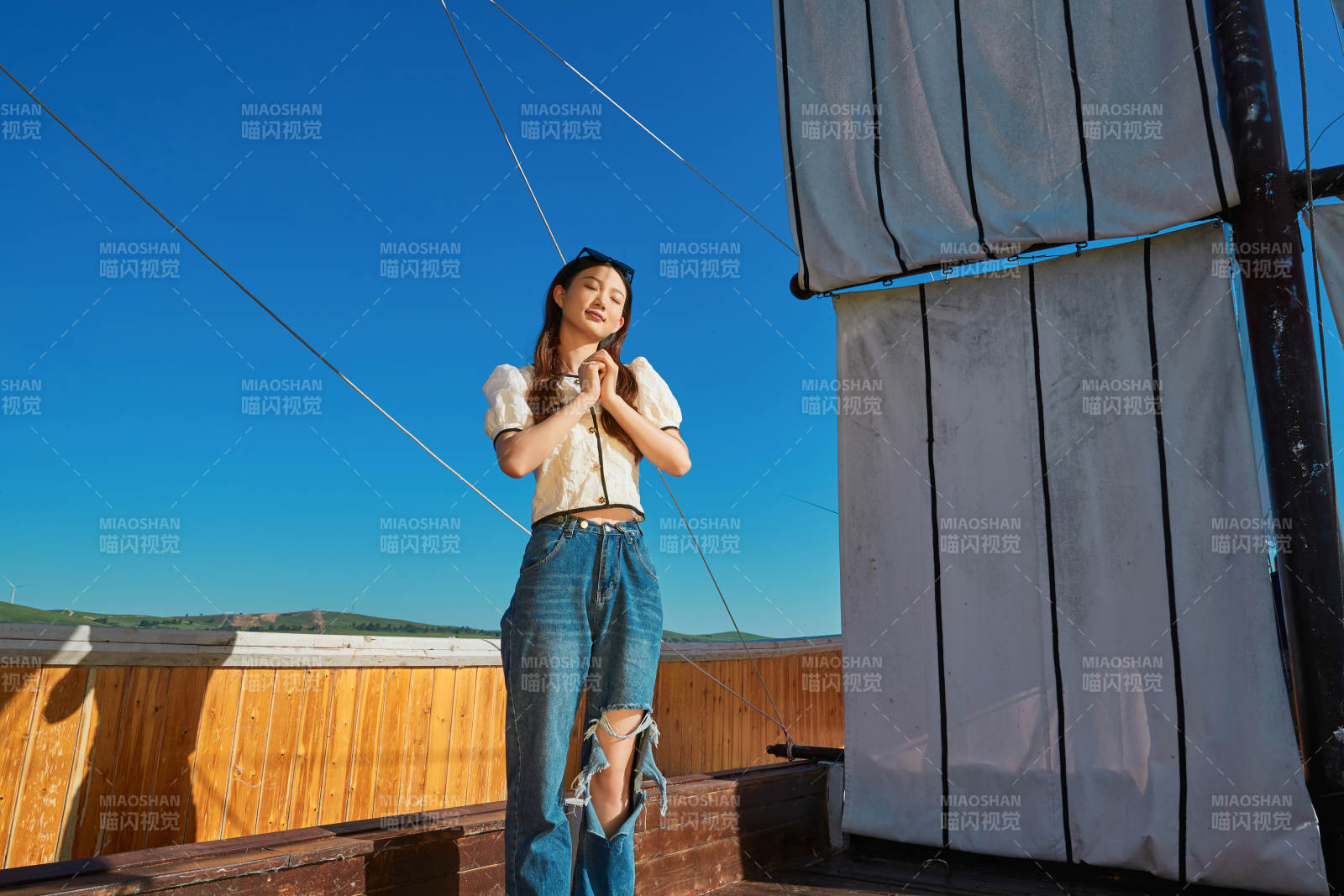 在湖畔木制帆船上的亚洲美女图片