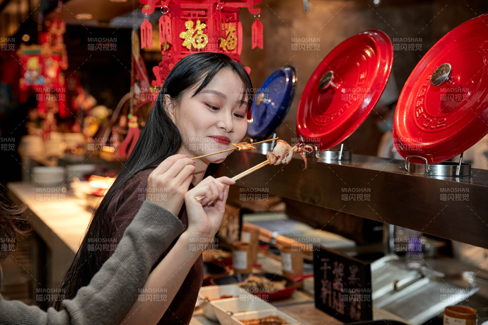 在酒店自助餐厅大吃特吃的亚洲可爱闺蜜少女图片
