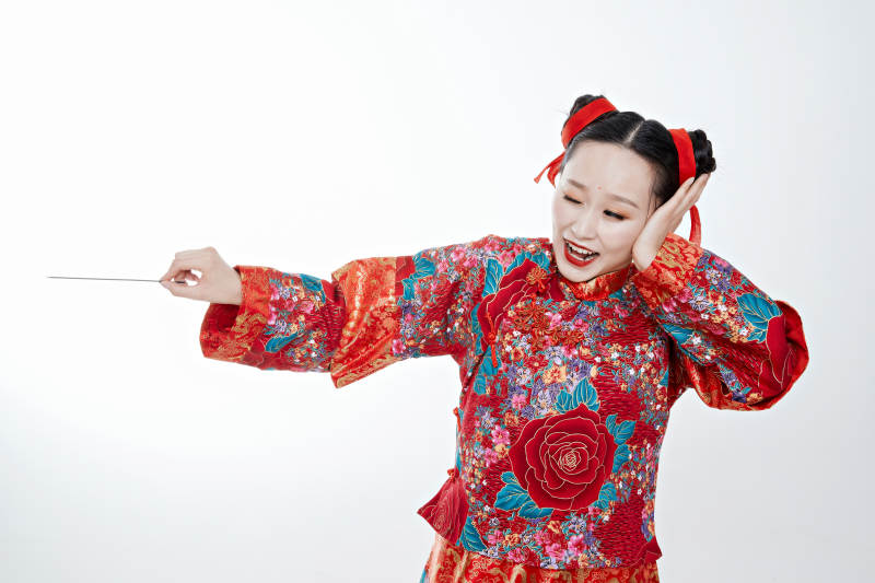 身穿中国传统服饰的青年女性图片