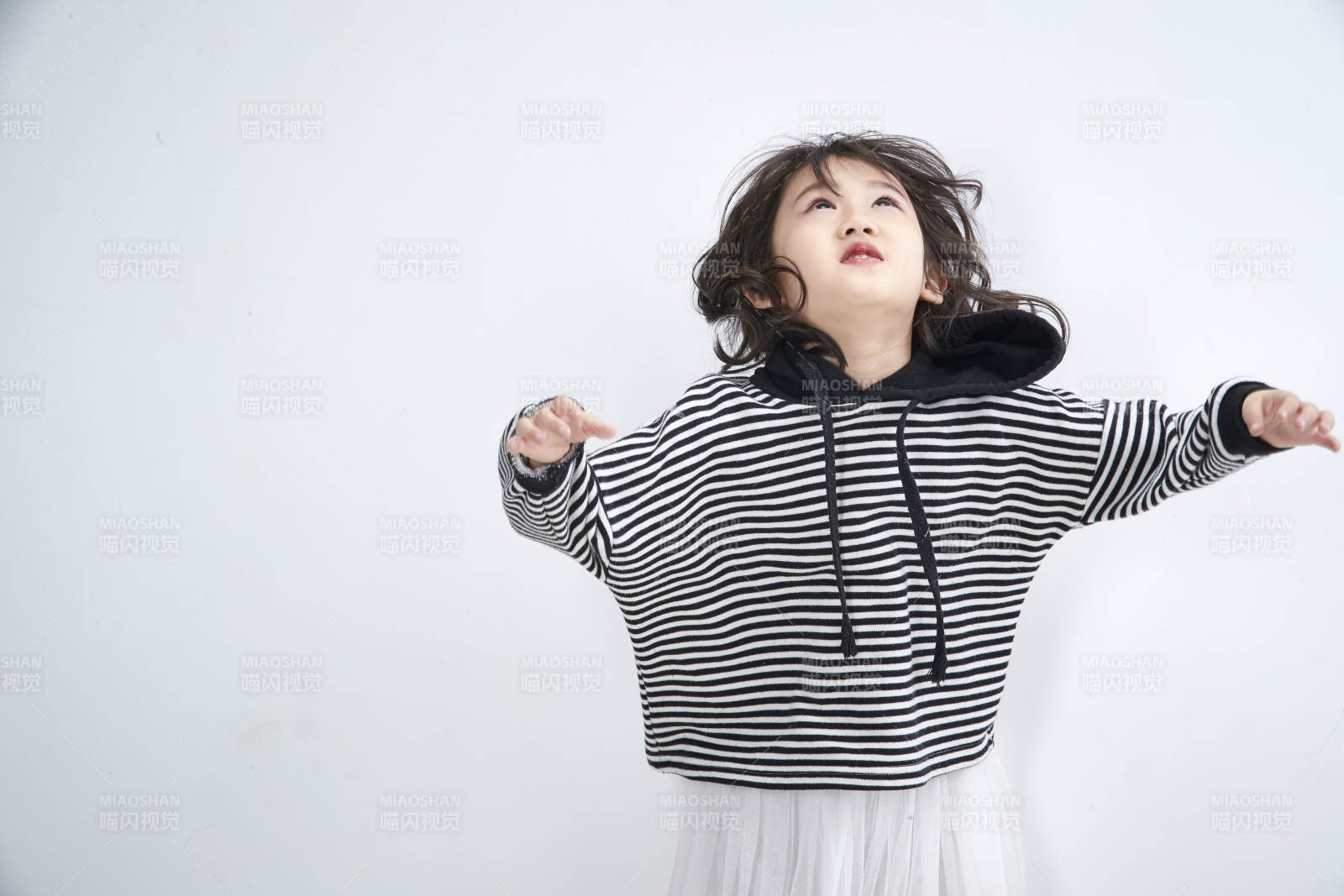 白色背景前身穿海魂衫的可爱的亚洲儿童人像图片