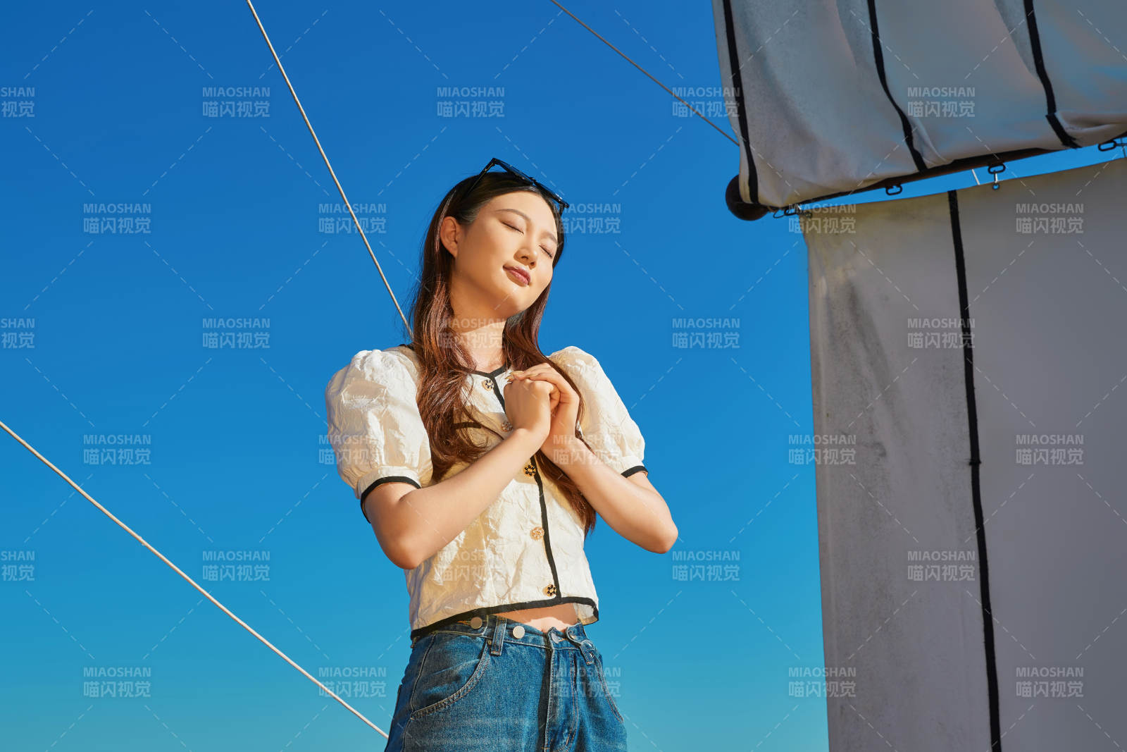 在湖畔木制帆船上的亚洲美女图片