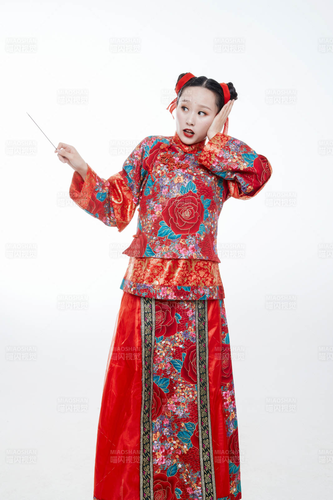 身穿中国传统服饰的青年女性图片