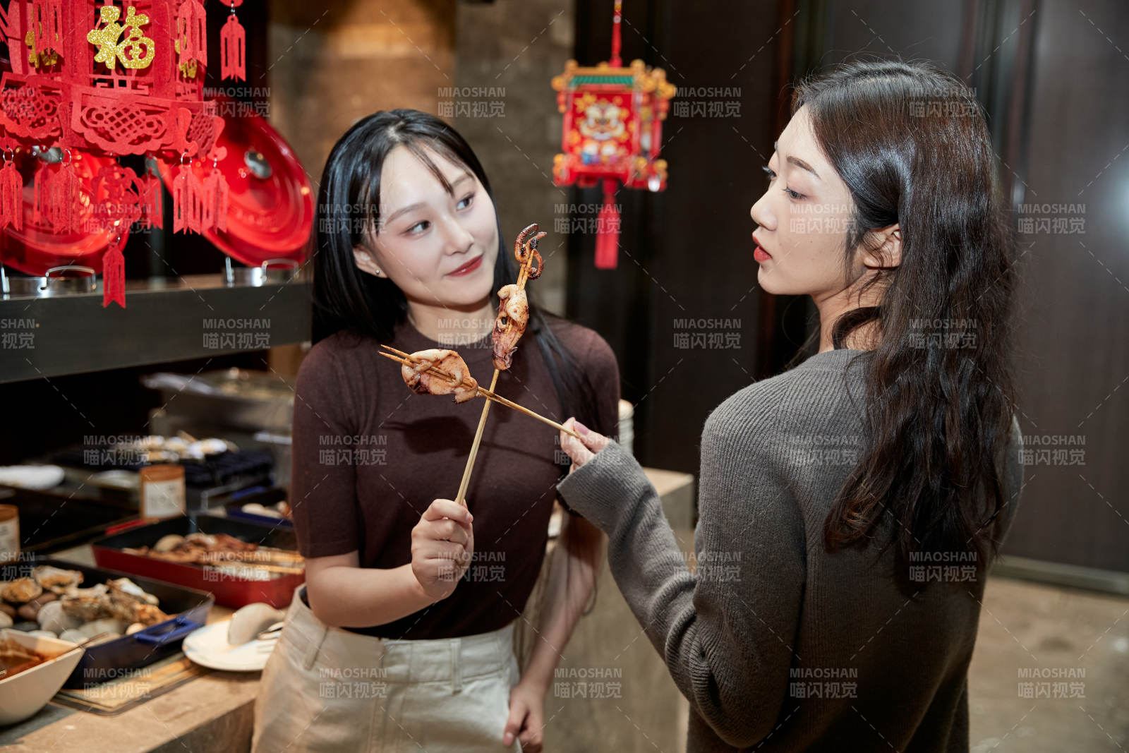 在酒店自助餐厅大吃特吃的亚洲可爱闺蜜少女图片