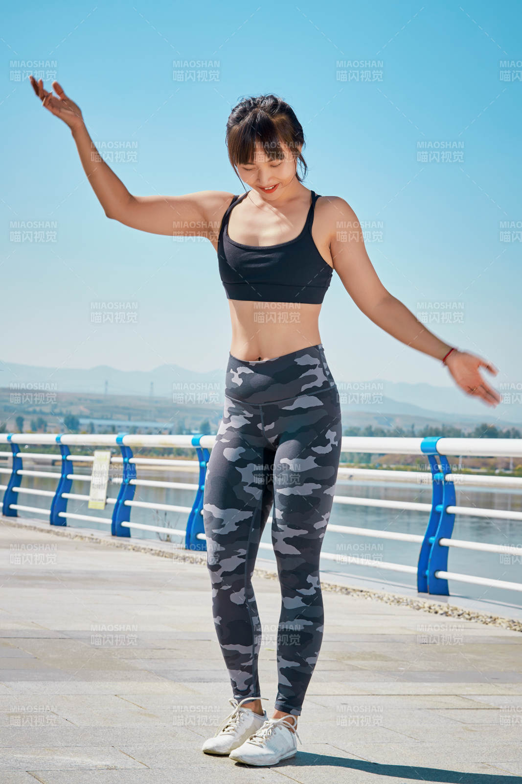 户外河畔公园做拉伸有氧运动的亚洲女性图片