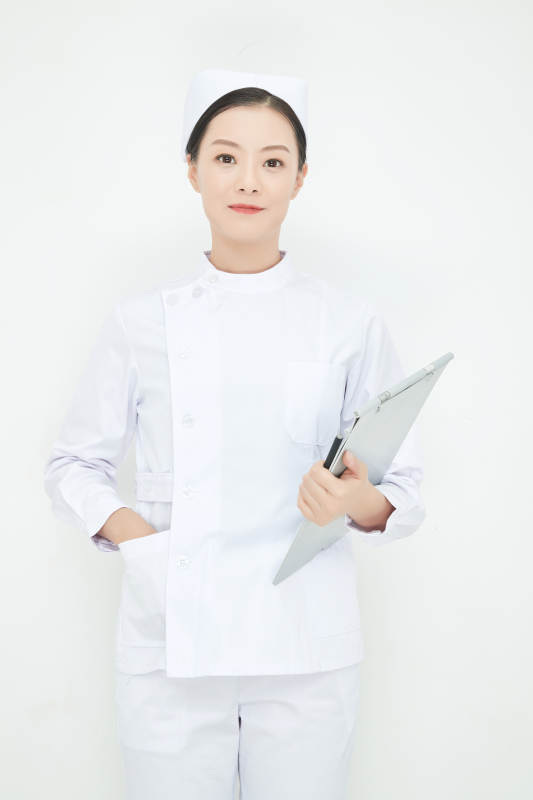 白背景里穿护士服手持病历夹的美女护士图片