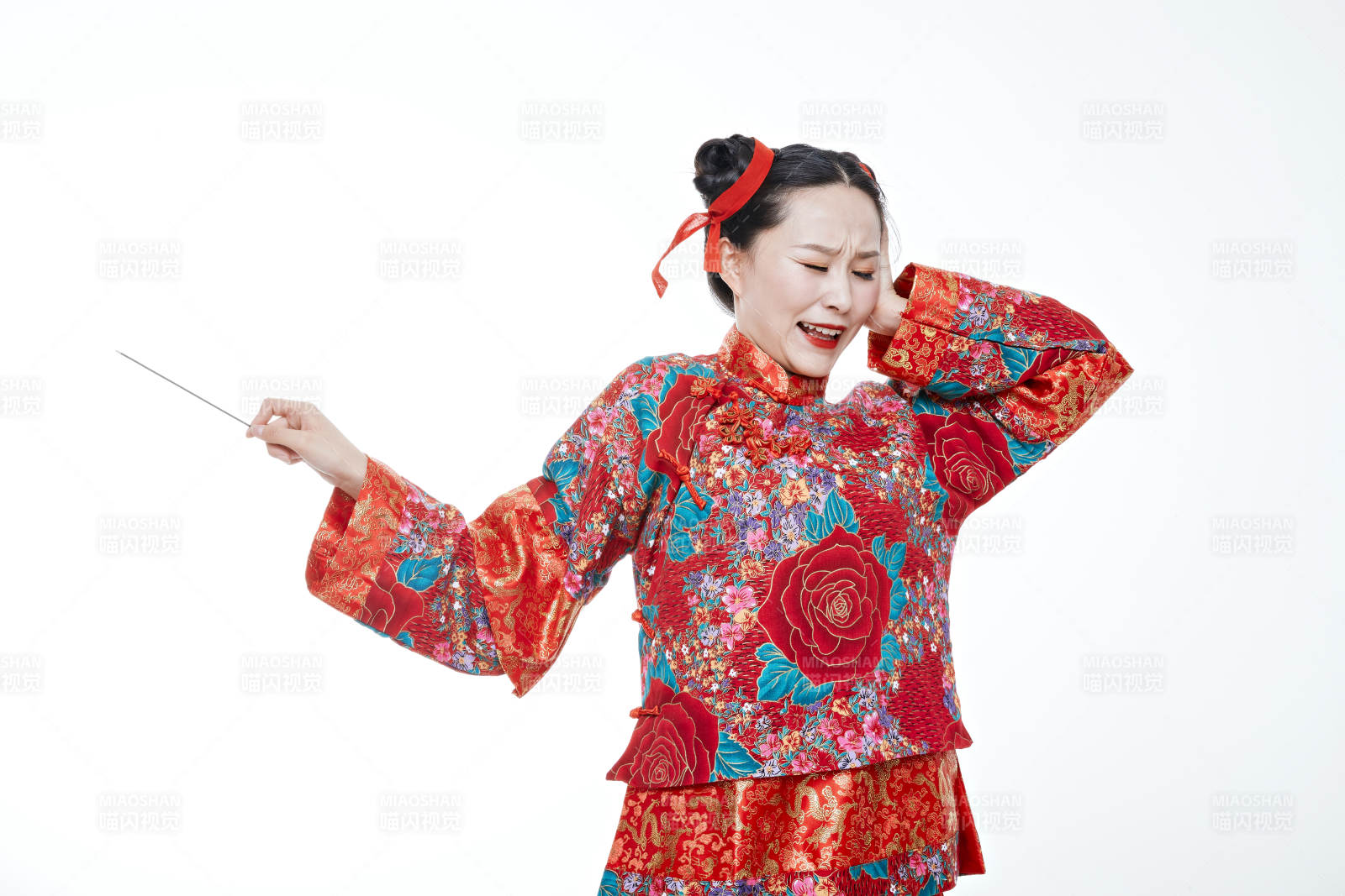 身穿中国传统服饰的青年女性图片