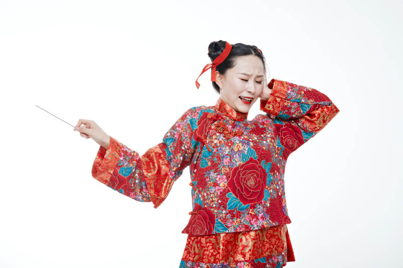 身穿中国传统服饰的青年女性图片