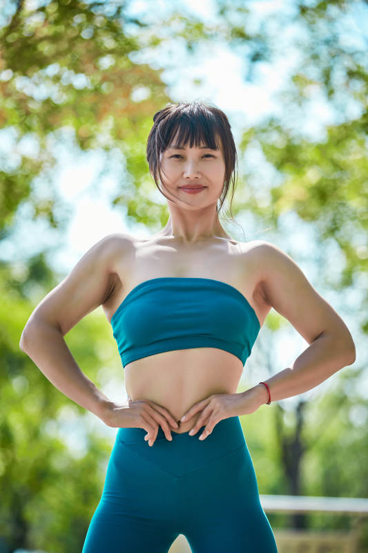 湖畔公园做瑜伽动作的亚洲年轻女性图片