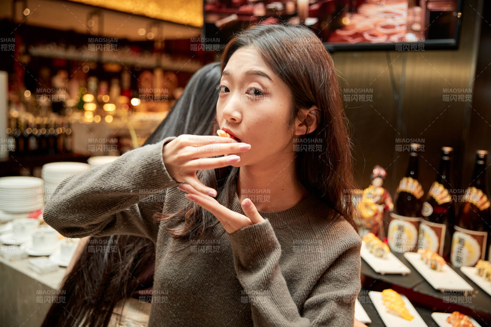 在酒店自助餐厅大吃特吃的亚洲可爱闺蜜少女图片