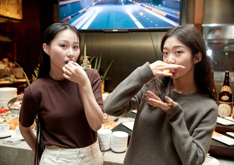 在酒店自助餐厅大吃特吃的亚洲可爱闺蜜少女图片