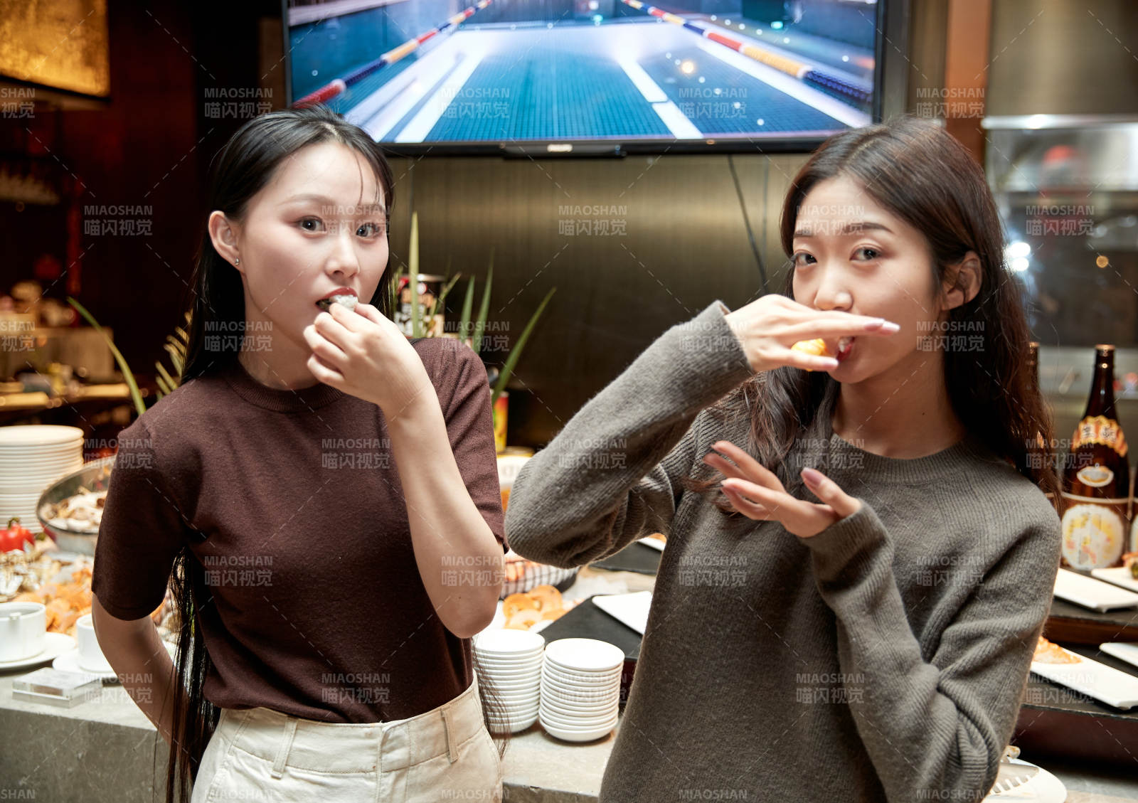 在酒店自助餐厅大吃特吃的亚洲可爱闺蜜少女图片