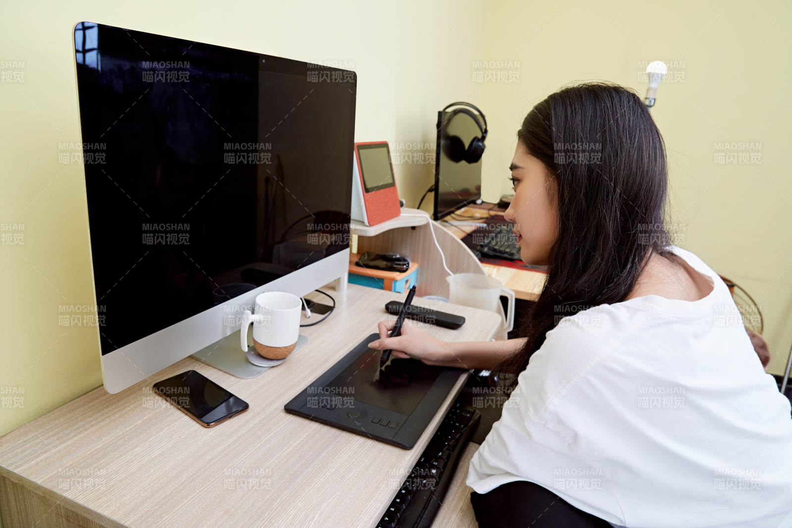 居家在电脑前创作插画的年轻美女图片