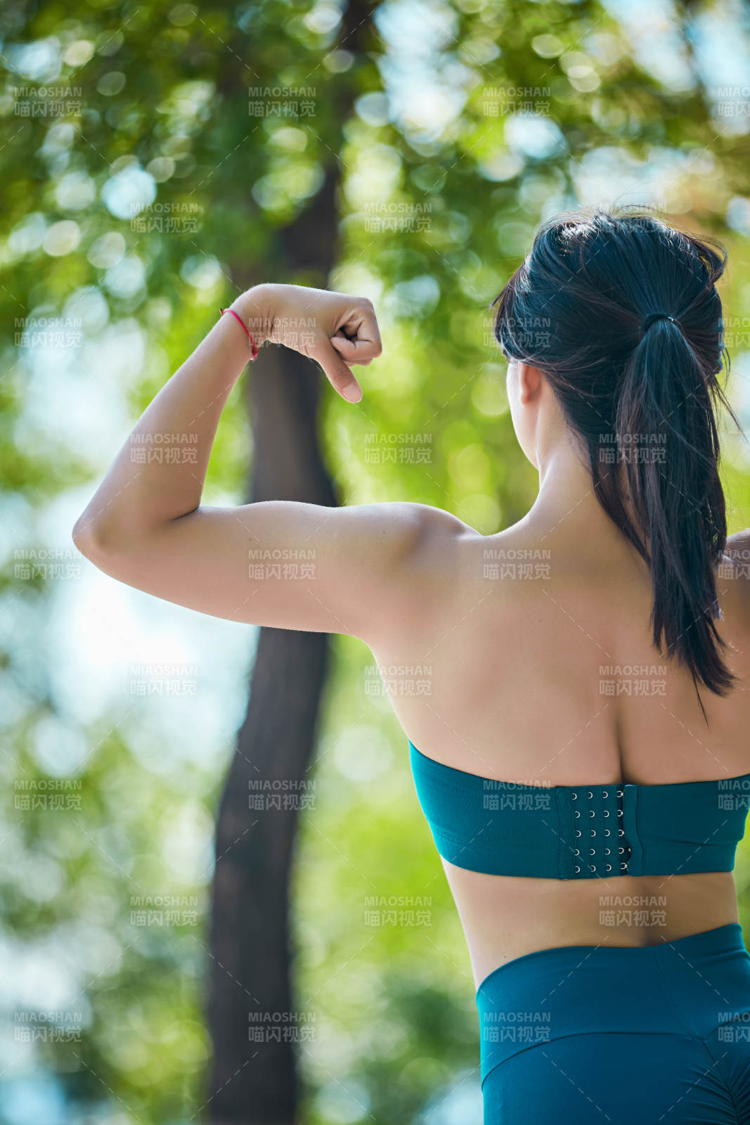 湖畔公园做瑜伽动作的亚洲年轻女性图片