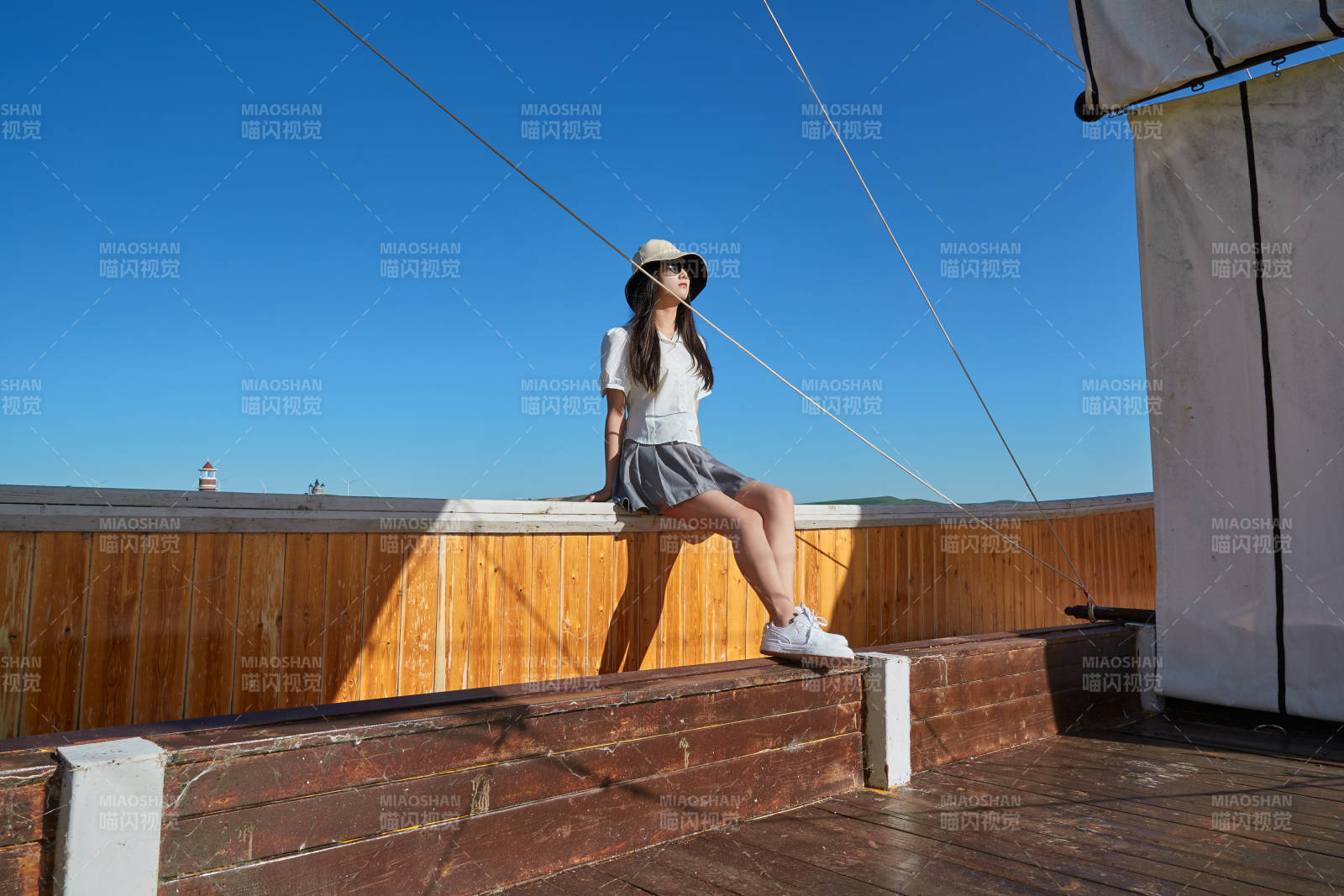 在湖畔木制帆船上的亚洲美女图片