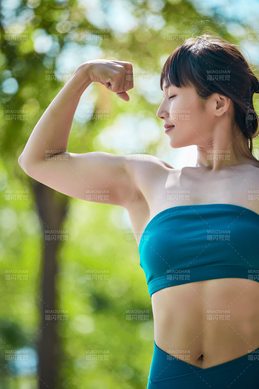 湖畔公园做瑜伽动作的亚洲年轻女性图片