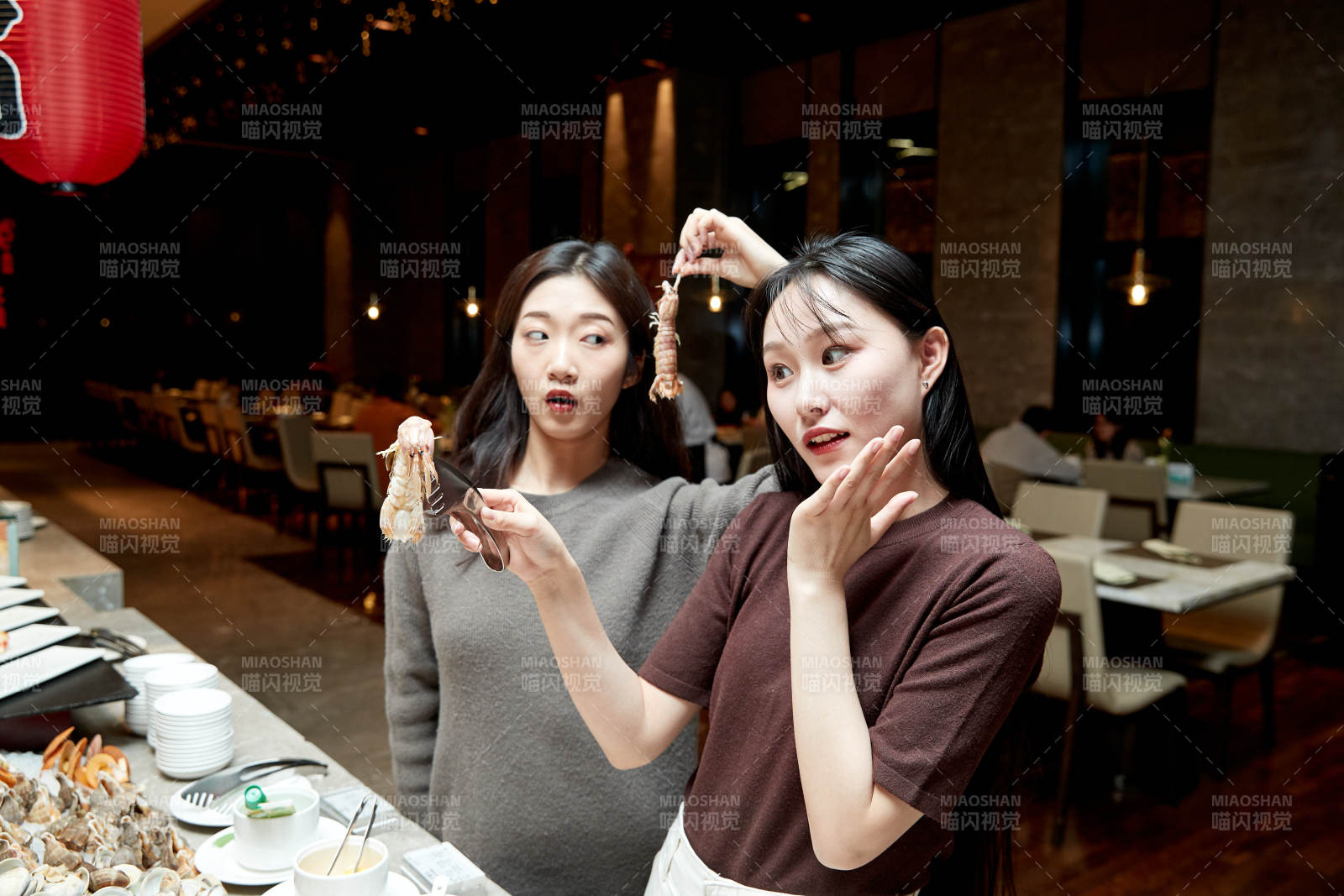 在酒店自助餐厅大吃特吃的亚洲可爱闺蜜少女图片