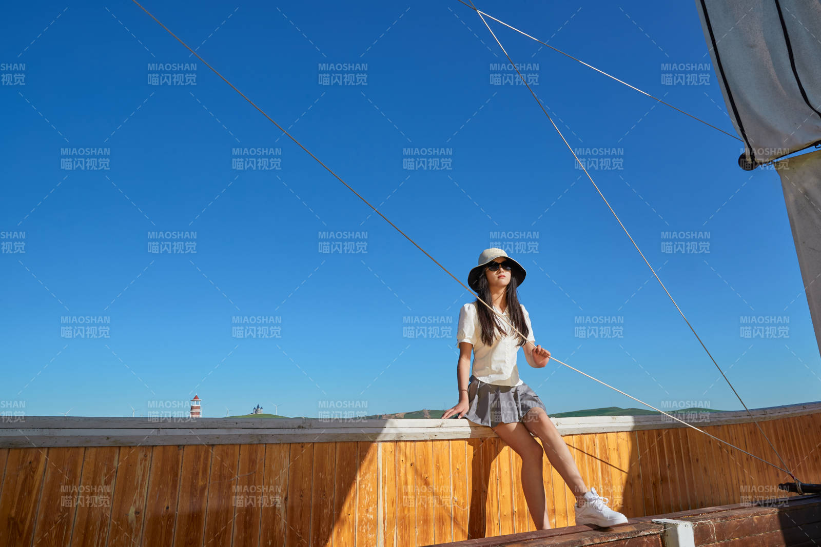 在湖畔木制帆船上的亚洲美女图片