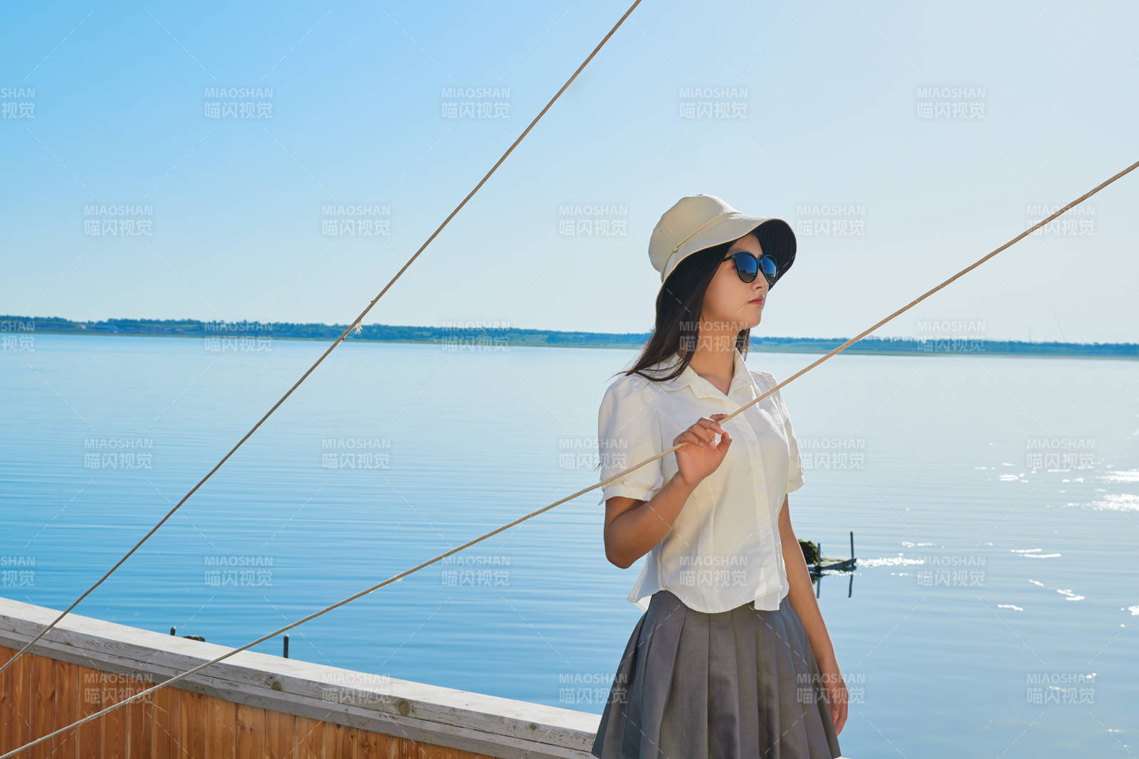 在湖畔木制帆船上的亚洲美女图片