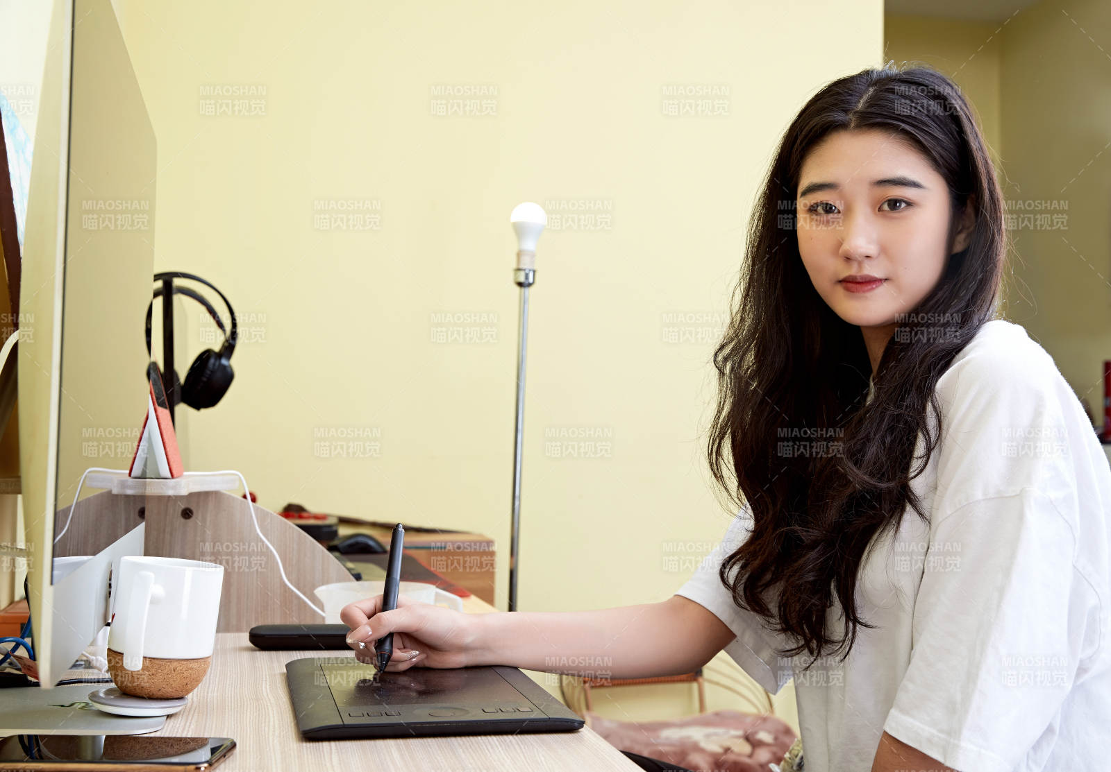 居家在电脑前创作插画的年轻美女图片