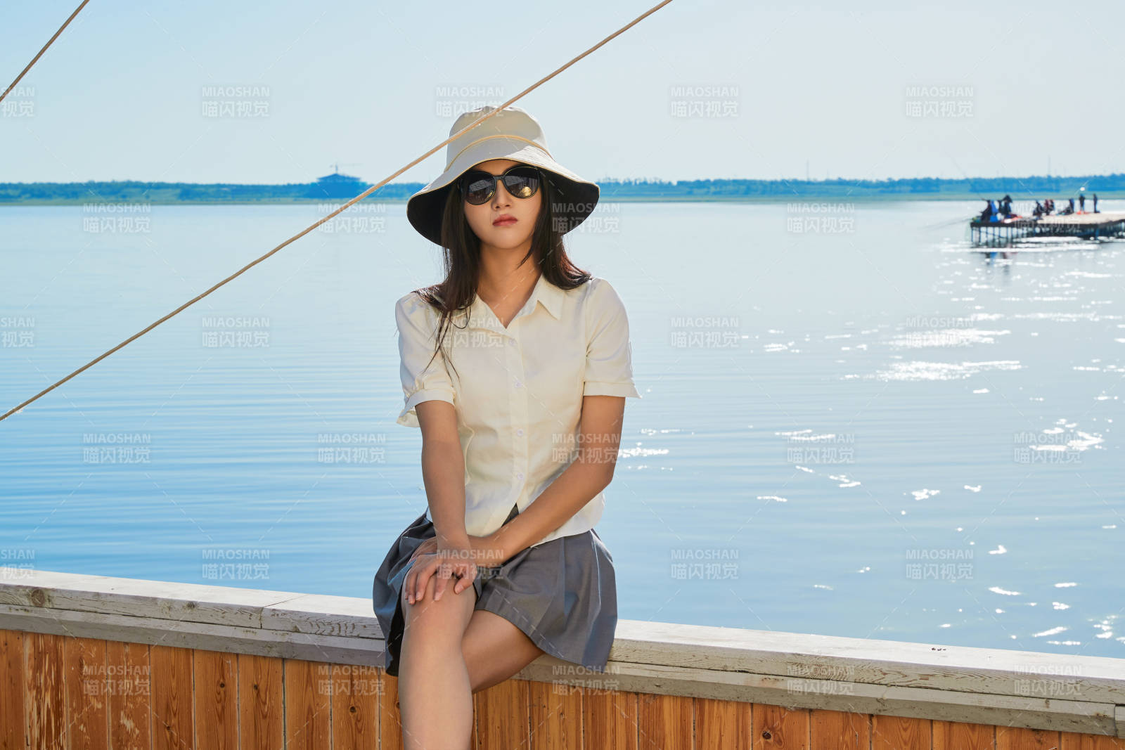 在湖畔木制帆船上的亚洲美女图片