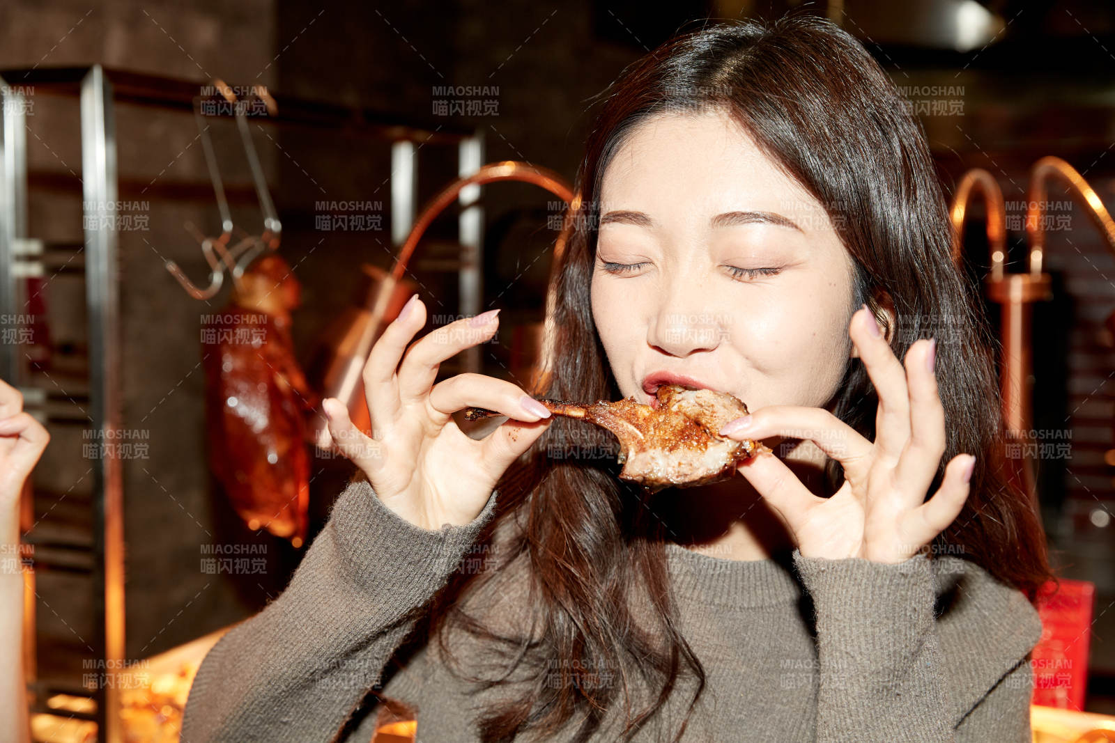 在酒店自助餐厅大吃特吃的亚洲可爱闺蜜少女图片