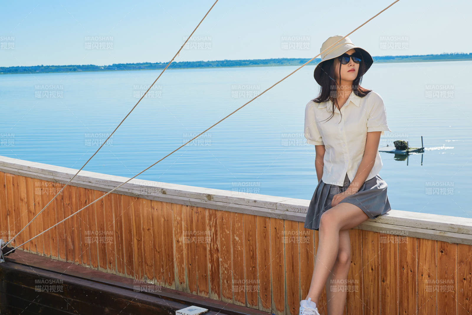 在湖畔木制帆船上的亚洲美女图片