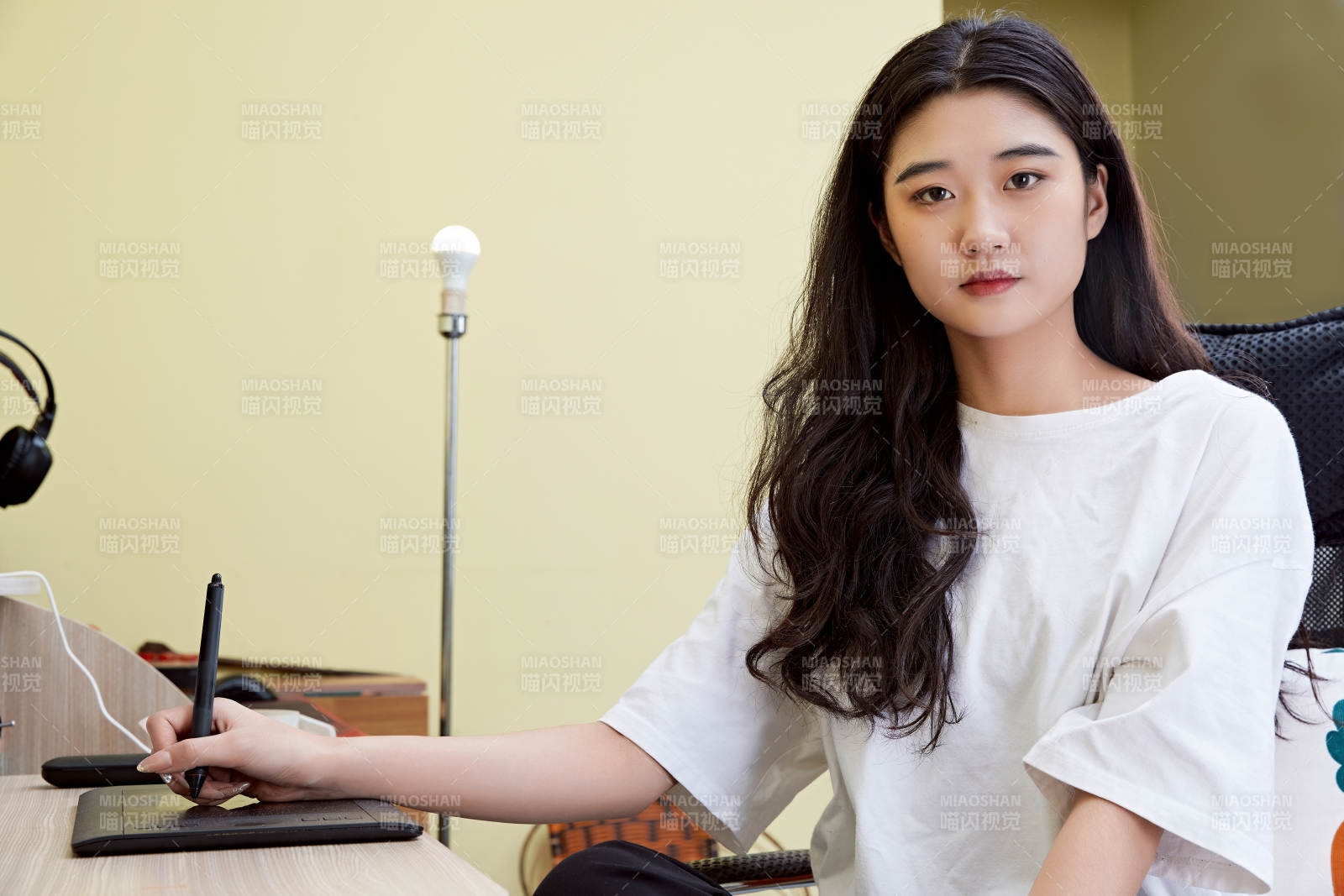 居家在电脑前创作插画的年轻美女图片