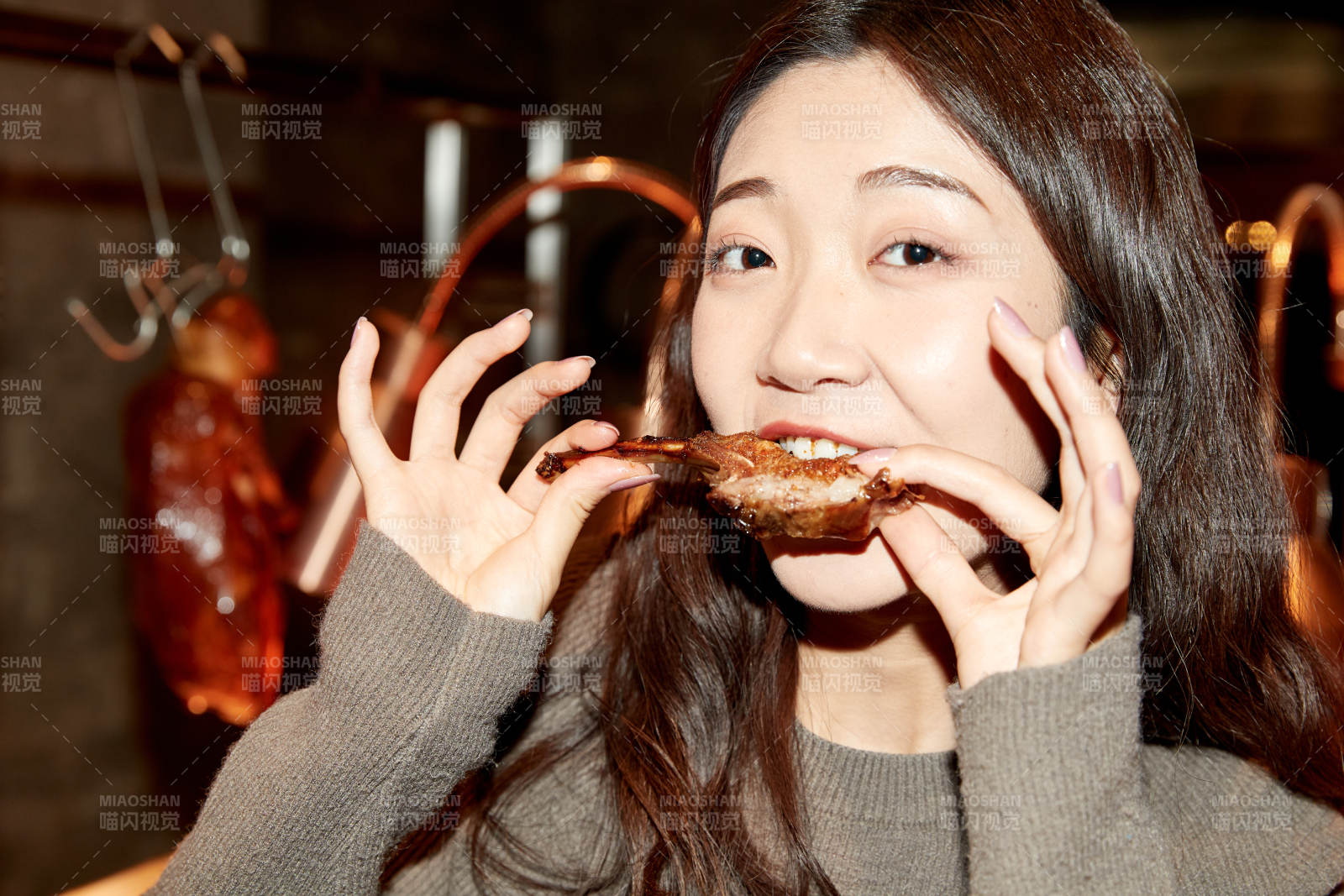 在酒店自助餐厅大吃特吃的亚洲可爱闺蜜少女图片